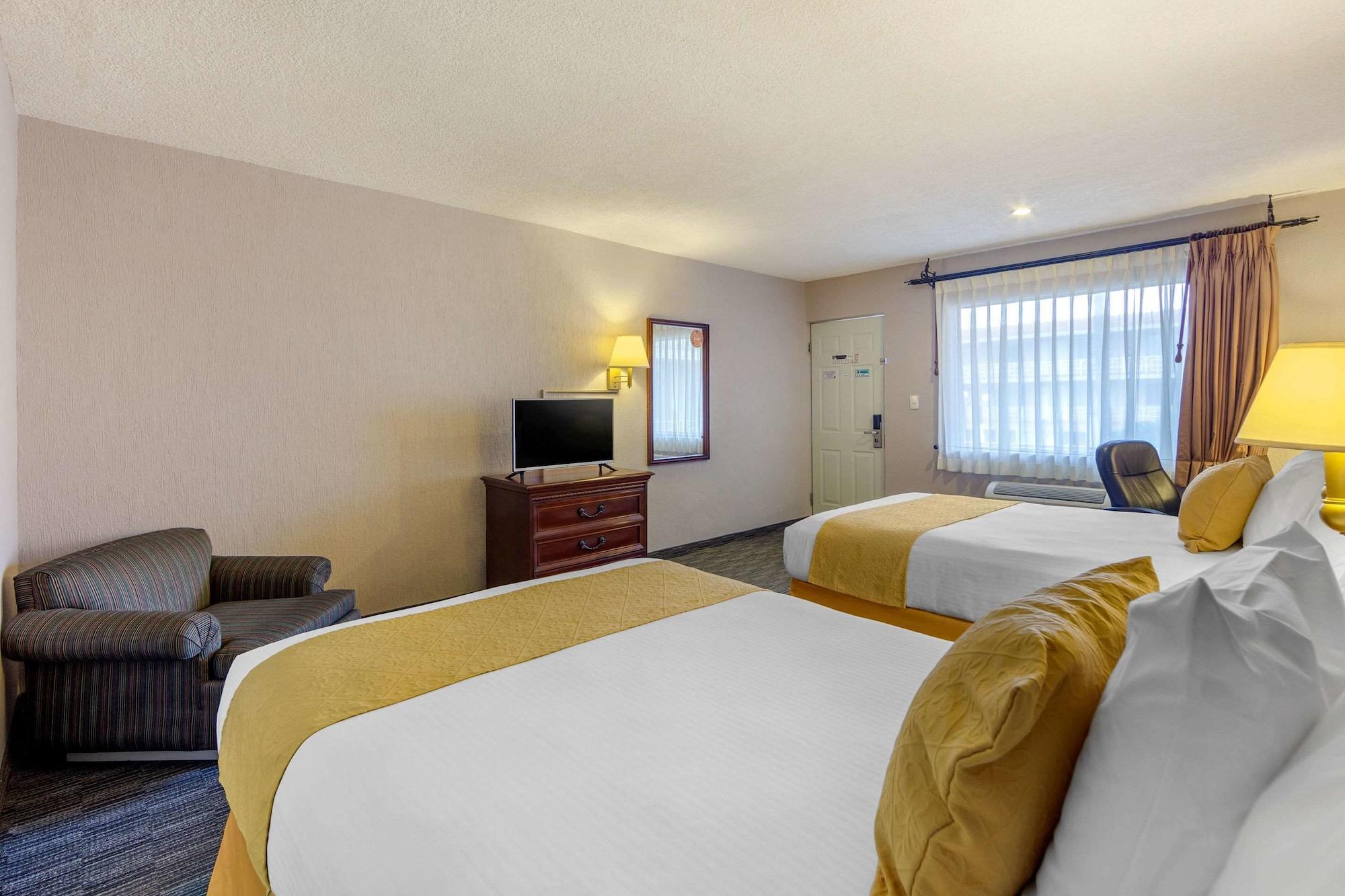 Quality Inn Пьедрас-Неграс Экстерьер фото