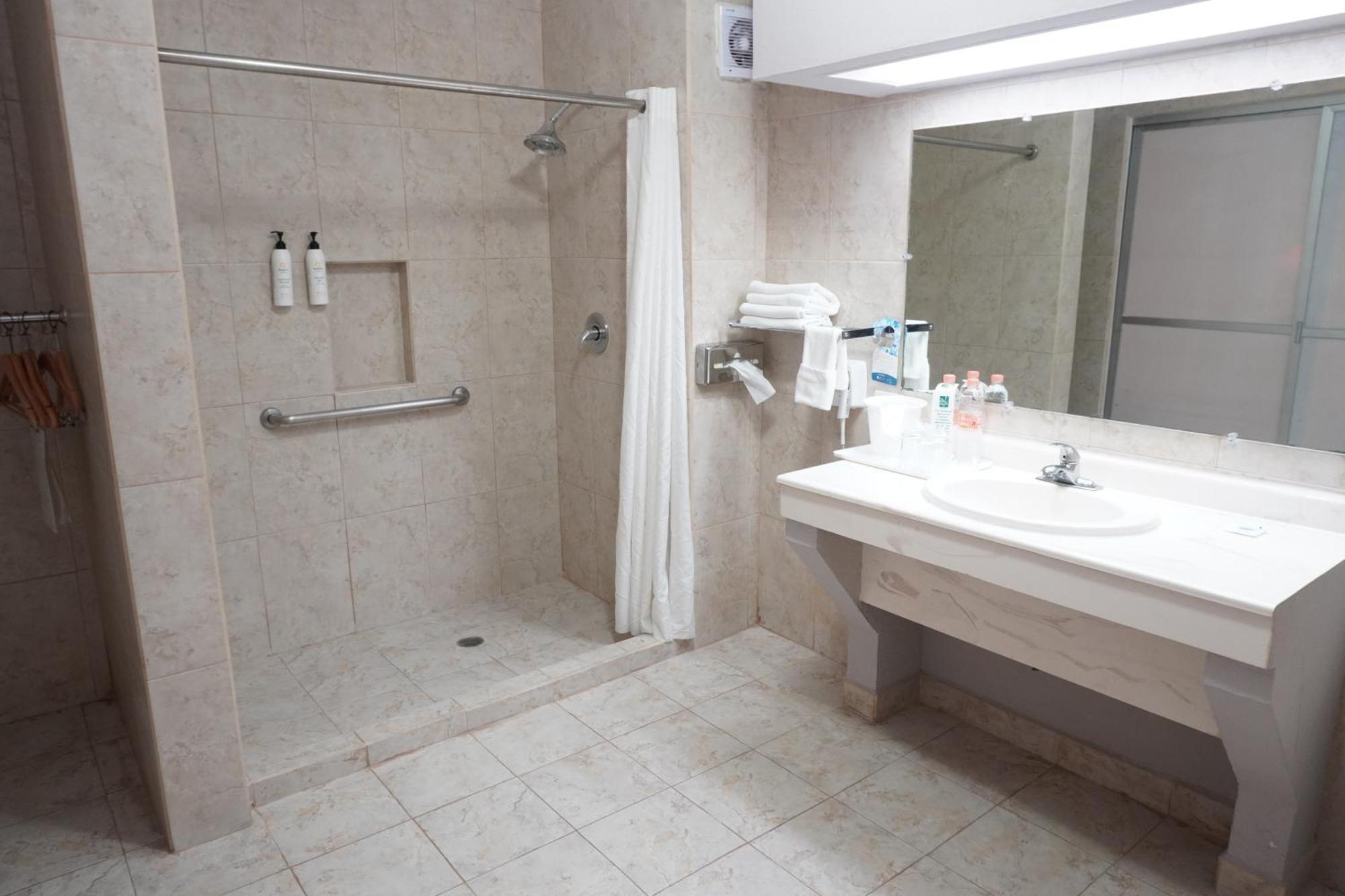 Quality Inn Пьедрас-Неграс Экстерьер фото