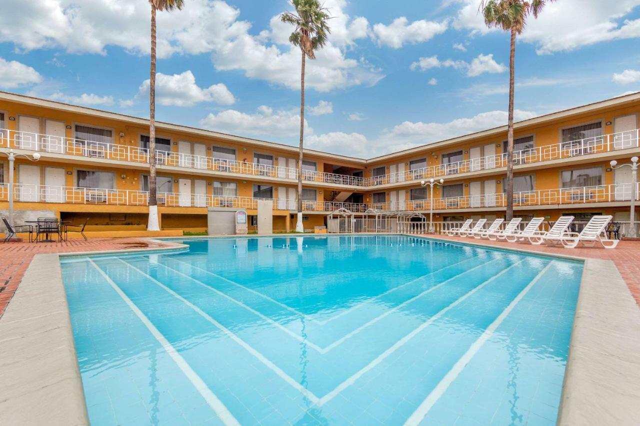 Quality Inn Пьедрас-Неграс Экстерьер фото